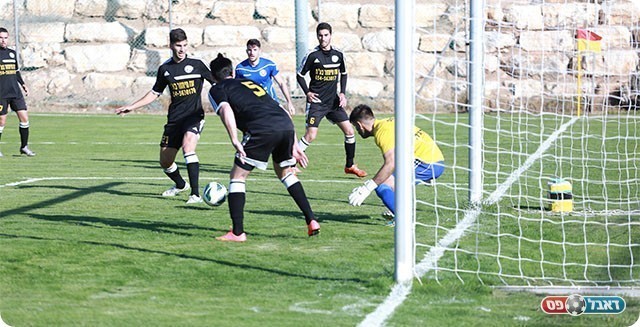 הכדור נשאר מחוץ לרשת (עדי מלול)